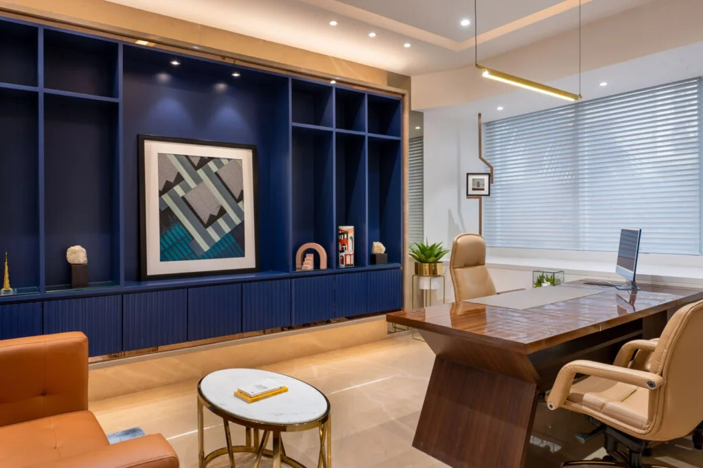 Bureau professionnel décoré avec une œuvre d'art
